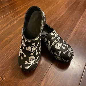 Skull and crossbones Sanitas